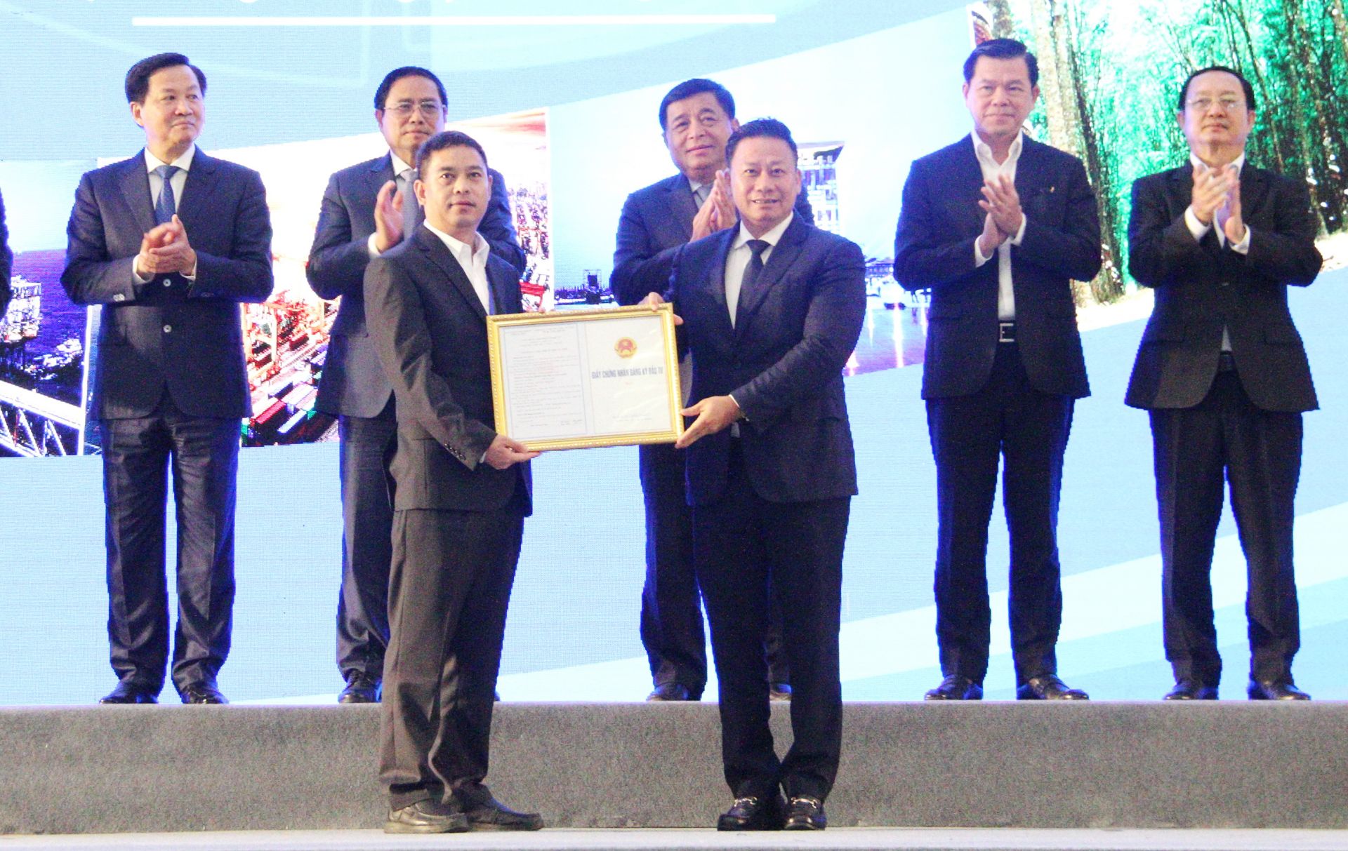 Đại diện Billion Industrial Việt Nam nhận giấy CNĐKĐT